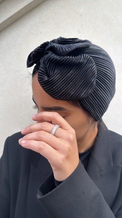 Turban Bonnet Noir plissé préformé – Image 2
